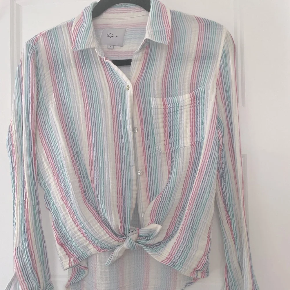 Adorable button top! - Picture 2 of 3